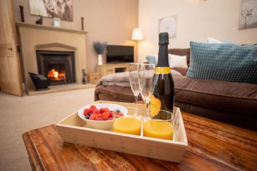 AllantonPurves Cottage的一瓶葡萄酒和一碗水果放在桌子上