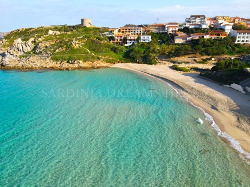 圣特雷莎加卢拉Casa Lorenza a 300 m dalla spiaggia con aria condizionata的享有度假村海滩的空中景致