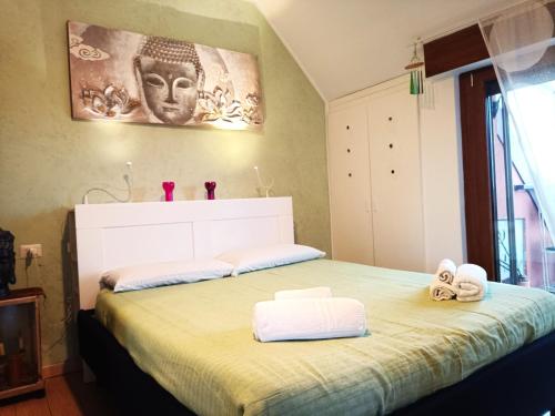 佩罗La Mansarda di Pero con terrazza的一间卧室配有一张床,上面有两条毛巾