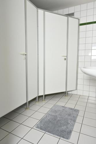 埃森Pott Hostel - Zimmervermietung的浴室设有水槽和地毯。