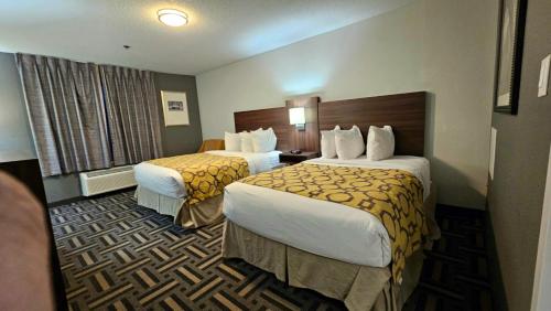 卡柳梅特城芝加哥卡柳梅特城市贝蒙特旅馆及套房酒店的酒店客房设有两张床和窗户。