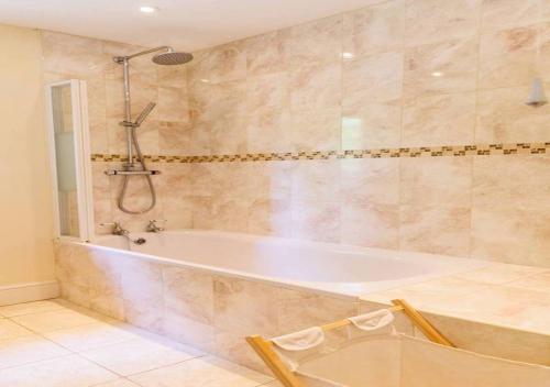 佩恩斯威克Perfect Cotswold Home with vast stunning Ground's的大型浴室设有浴缸和淋浴。
