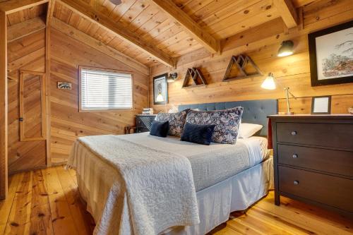 索蒂纳科奇Sautee Nacoochee Mtn Paradise with Spacious Deck!的小木屋内一间卧室,配有一张床