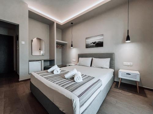 斯科派洛斯Hotel Eleni的一间卧室配有一张大床和毛巾
