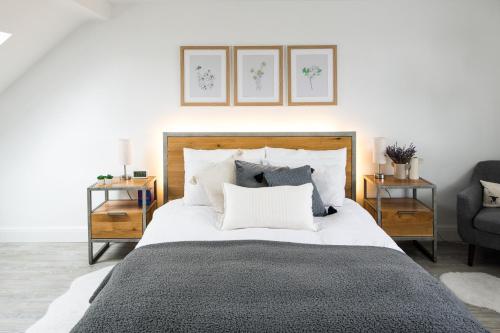 伦敦Contemporary 5 Bedroom with Garden North Finchley的卧室配有带枕头的大型白色床