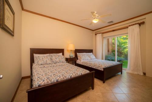 赫拉多拉Los Suenos Veranda 3G by Stay in CR的一间卧室设有两张床和窗户。