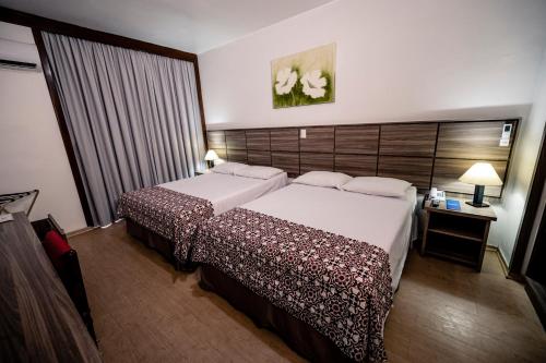 圣保罗Hotel Dan Inn Planalto São Paulo的一间设有大床和窗户的酒店客房