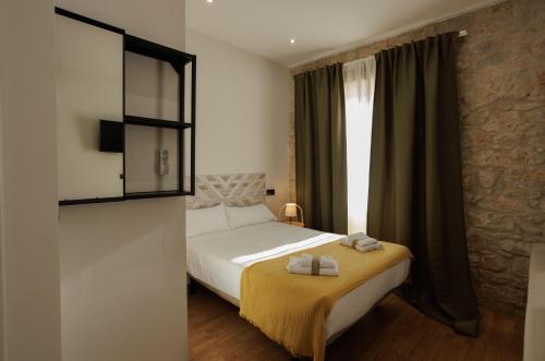 比亚努夫拉Estudio en Villanubla的一间卧室配有一张床,上面有两条毛巾