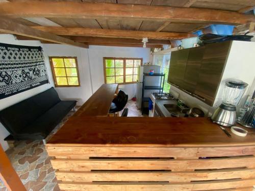 科隆Cabaña La Punta的一间厨房,内设一个大型木台面
