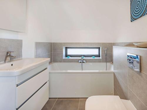 Northam3 Bed in Westward Ho 50072的白色的浴室设有水槽和浴缸。