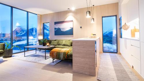KleppstadNew luxury cabin near Henningsvær Lofoten的客厅配有沙发和桌子
