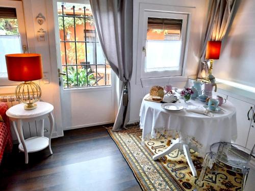 圣塔克里斯蒂纳阿鲁Suite Garden House的客厅配有桌子和窗户