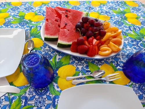 阿纳卡普里Caprita Guest House的桌子上放有果盘的桌子
