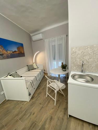 卡萨莱蒙费拉托La casa nel Vicolo Camera 1的客厅配有床和水槽