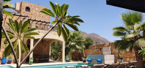 ElmaDar Farah的一个带游泳池和棕榈树的度假村