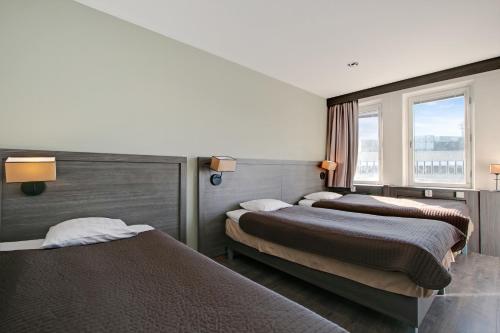 斯德哥尔摩布拉恩拜酒店的酒店客房设有两张床和窗户。