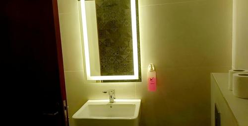 安曼P.A.S.H.A BOUTIQUE HOTEL的一间带白色水槽和窗户的浴室