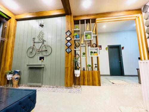 马图拉Hotel Spiritual Land的墙上挂着自行车的房间