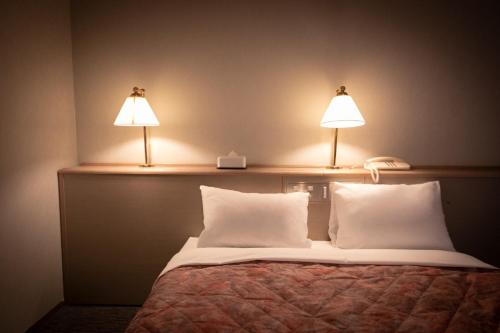 都城市Main Hotel - Vacation STAY 85481v的床上有两盏灯