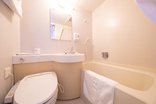 都城市Main Hotel - Vacation STAY 85438v的浴室配有卫生间、盥洗盆和浴缸。