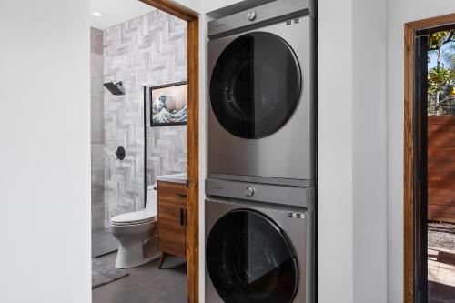 拉米萨Private Studio in La Mesa的浴室内提供2台洗衣机和烘干机