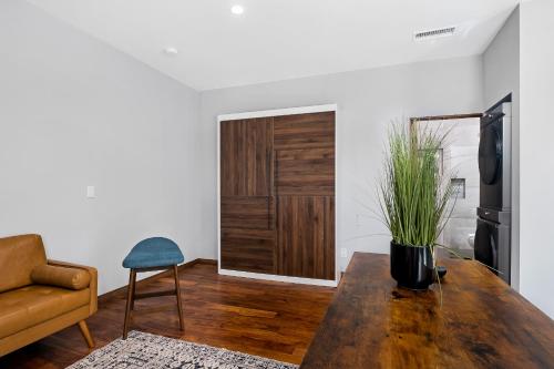 拉米萨Private Studio in La Mesa的客厅配有木桌和沙发