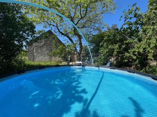 BeaucheryLe SAN - Chambre d'hôtes INCLUSIVE & ÉCORESPONSABLE的一个带喷泉的大型蓝色游泳池
