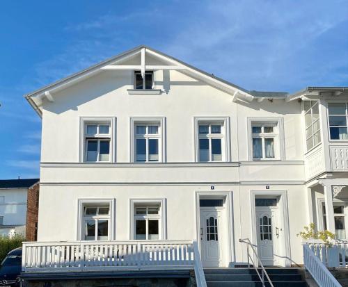 萨斯尼茨Ferienwohnung-1-in-der-Altstadt-Fam-Harder的白色的房子,设有白色门廊