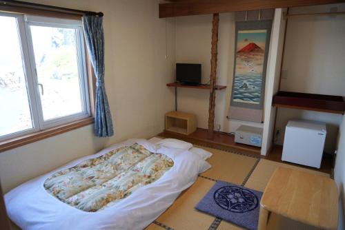 鸳泊Shimano Yado Kamuirishiri - Vacation STAY 89683v的一间带床的卧室,位于带窗户的房间内