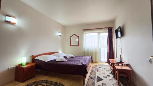 布朗Villa Roua的一间卧室设有一张床和一个窗口