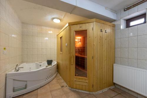 布朗Villa Roua的带浴缸和盥洗盆的浴室