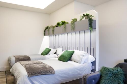 BedlingtonMood Apartment 4的卧室配有两张挂在墙上的植物床。