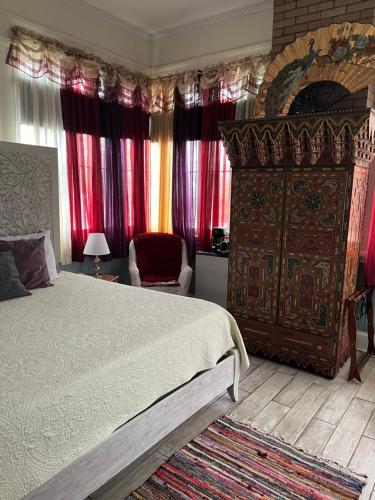 萨姆特1912 Bed and Breakfast的一间卧室配有大床和红色窗帘