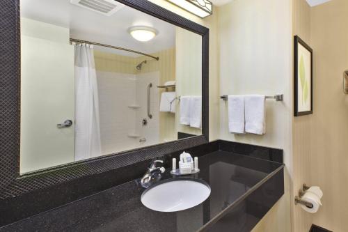 列克星敦Fairfield Inn & Suites by Marriott Lexington North的一间带水槽和镜子的浴室