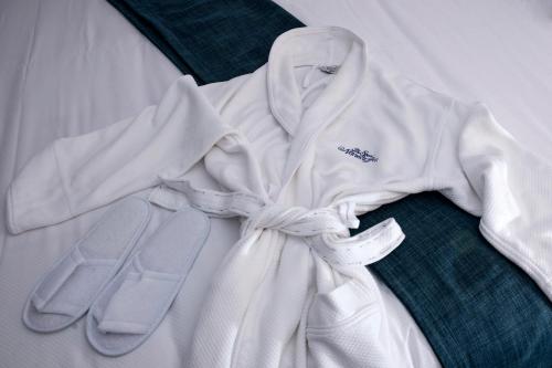 诺维奇诺里奇Spa酒店的白色长袍,带一双拖鞋