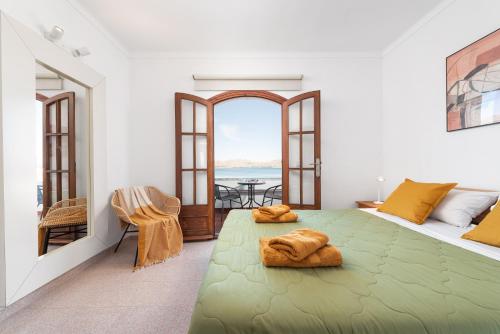 阿尔库迪亚SES ONES with sea views的一间卧室设有一张绿色的床,享有海景