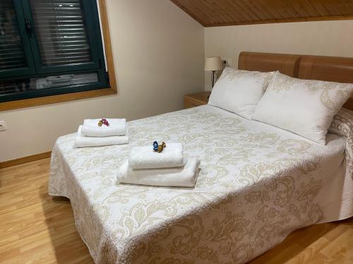 雷东德拉Casa Costeira的一间卧室配有带毛巾的床