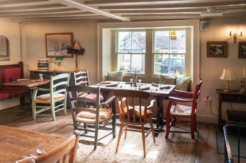 埃文河畔布拉德福The George的一间带桌椅的用餐室