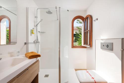 阿尔库迪亚SES ONES with sea views的带淋浴和盥洗盆的白色浴室