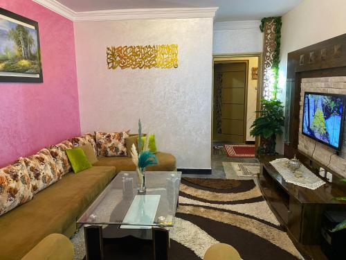 丹吉尔Appartement meublé Tanger的带沙发和电视的客厅