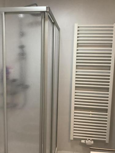 梅尔施Sanhe的浴室里设有玻璃门淋浴