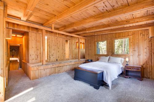 克拉马斯福尔斯Klamath Falls Cabin with Private Sauna and Fire Pit!的小木屋内一间卧室,配有一张床