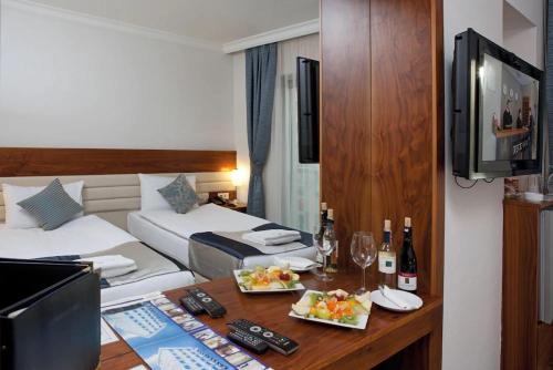 BurunabatDEMİR OTEL的酒店客房,配有床和餐桌,