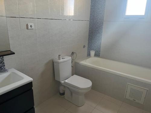 胡塞马Maison vue mer Al Hoceïma的浴室配有卫生间、浴缸和水槽。