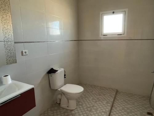 胡塞马Maison vue mer Al Hoceïma的一间带卫生间、水槽和窗户的浴室