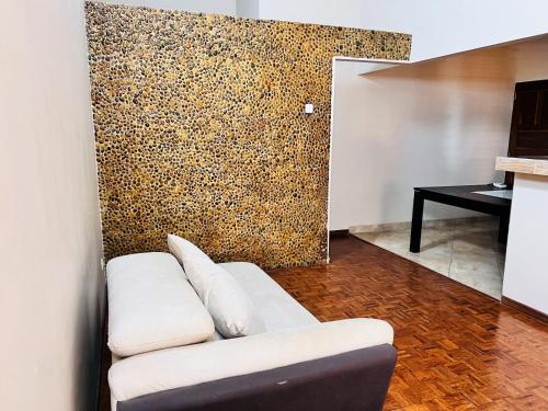 伊尼扬巴内Casa para Férias的客厅配有白色沙发,靠墙