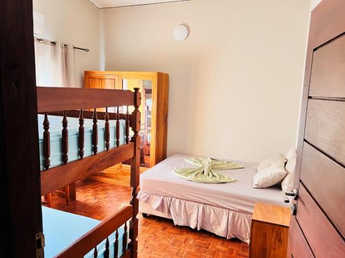 伊尼扬巴内Casa para Férias的一间带双层床和梯子的小卧室