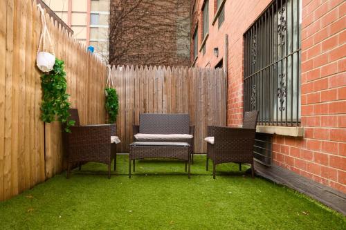 纽约American Dream Guest House的庭院设有四把椅子和围栏