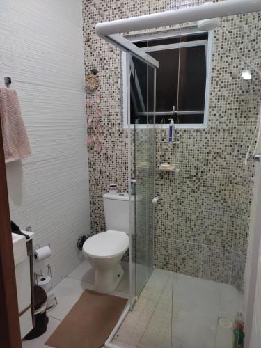 伯迪亚哥Cantinho da Lu em apt inteiro 800 mt da praia的一间带卫生间和玻璃淋浴间的浴室
