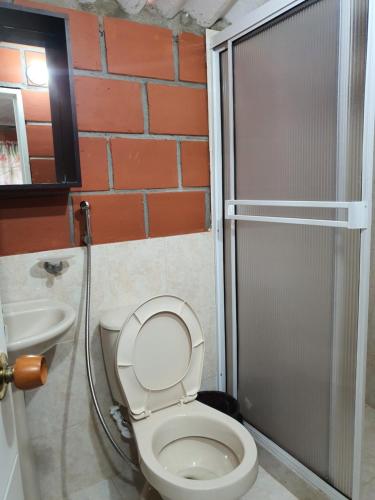 卡利马la hogareña的一间带卫生间和水槽的浴室